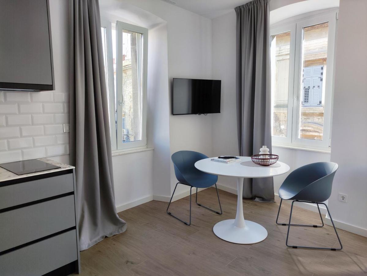Nik Studio Apartments 普拉 外观 照片