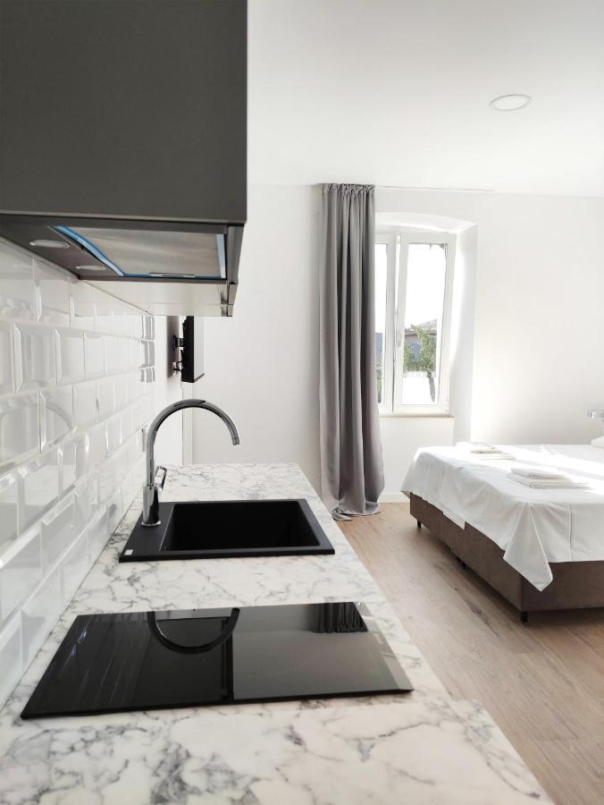 Nik Studio Apartments 普拉 外观 照片